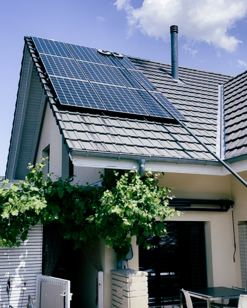 Reinigung einer Fotovoltaik-Anlage auf dem Dach
